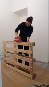 Előszobafal raklapból. Csiszolás az első fázis