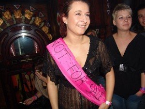 Not-for-sale-felirat-lánybúcsúra