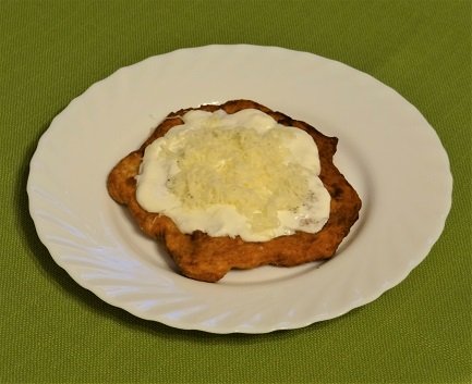 sajtos tejfölös lángos