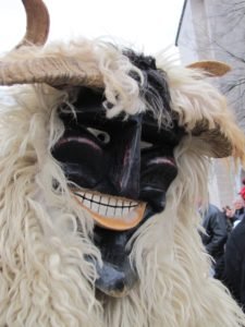 Farsangi jelmez, busó és karneváli hangulat a lilapapagaj.hu segítségével. Busó maszk Mohácsi busójárás egy pillanatából.